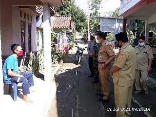 Camat_Bener_kunjungi_Keluarga_Terkonfirmasi_12_Juli_21.jpg
