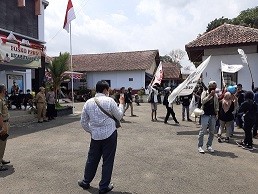 Demo_Wadas_di_Kec__Bener_06_Sept_2021.jpg