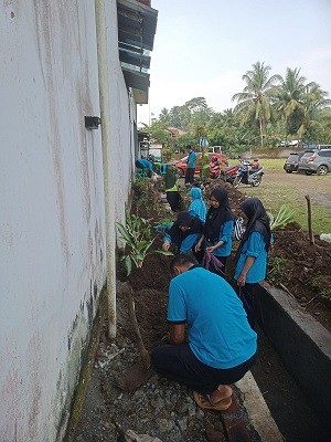 Gotong_royong_lapangan_dari_puskesmas.jpg