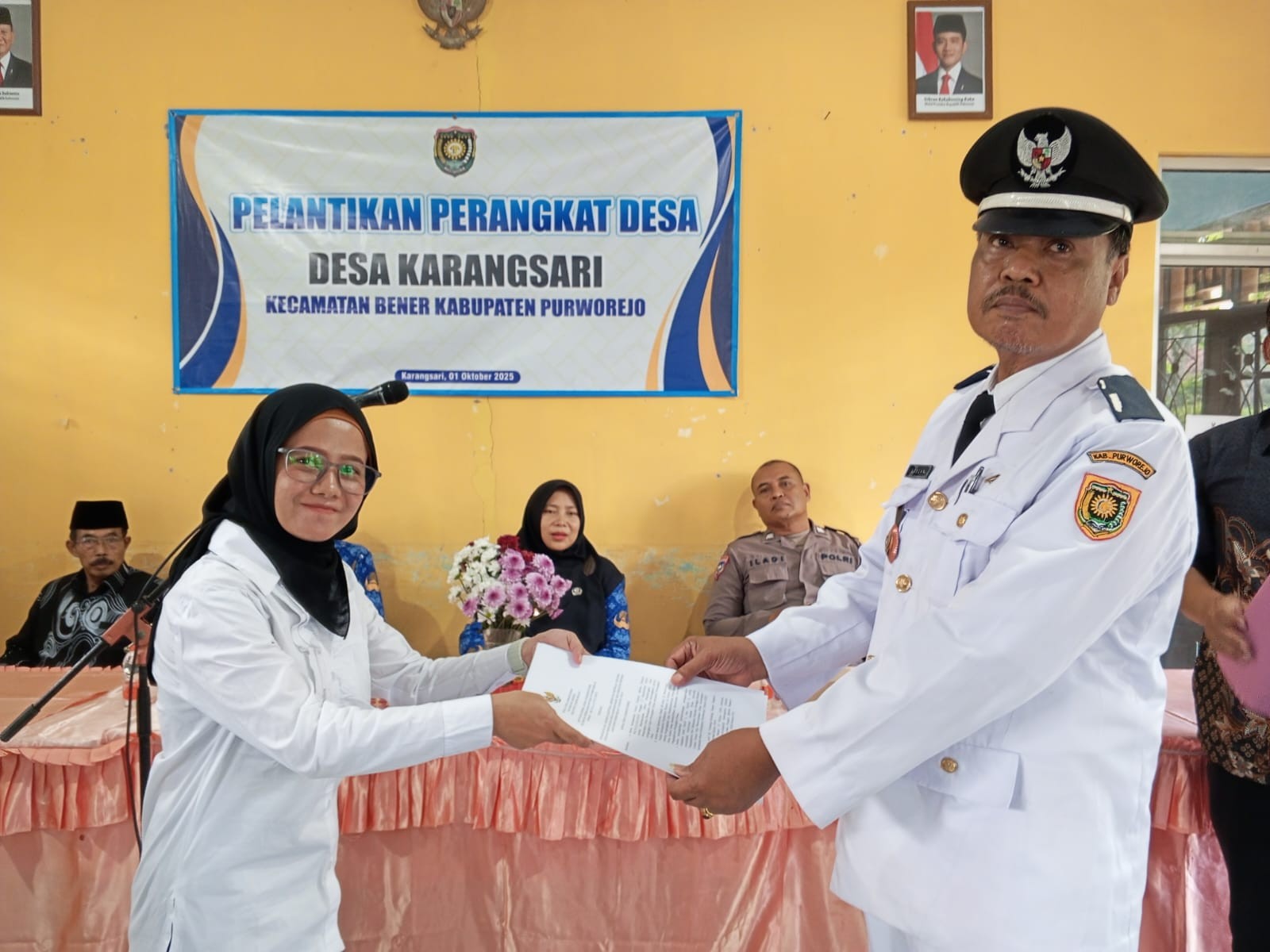 KEPALA DESA KARANGSARI MELANTIK PERANGKAT BARU KAUR UMUM DAN PERENCANAAN SERTA KASI KESEJAHTERAAN.