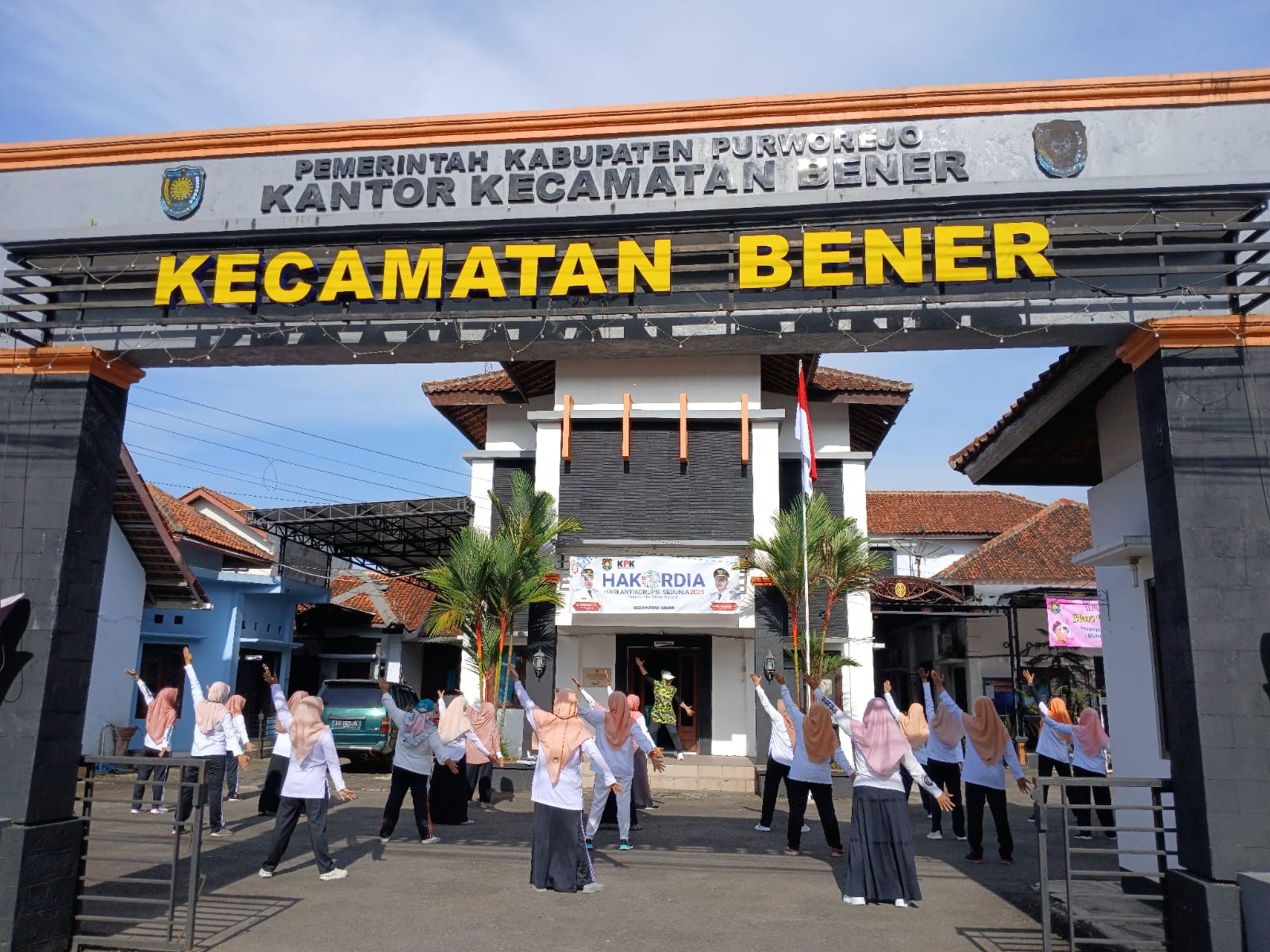 DHARMA WANITA PERSATUAN KECAMATAN BENER GELAR SENAM SEHAT BERSAMA