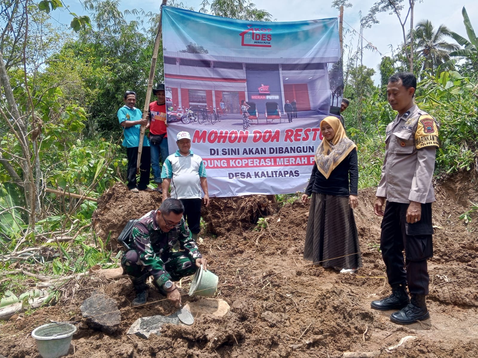 Camat Bener Hadiri Peletakan Batu Pertama Pembangunan Koperasi Desa/Kelurahan Merah Putih ( KDKMP ) Desa Kalitapas