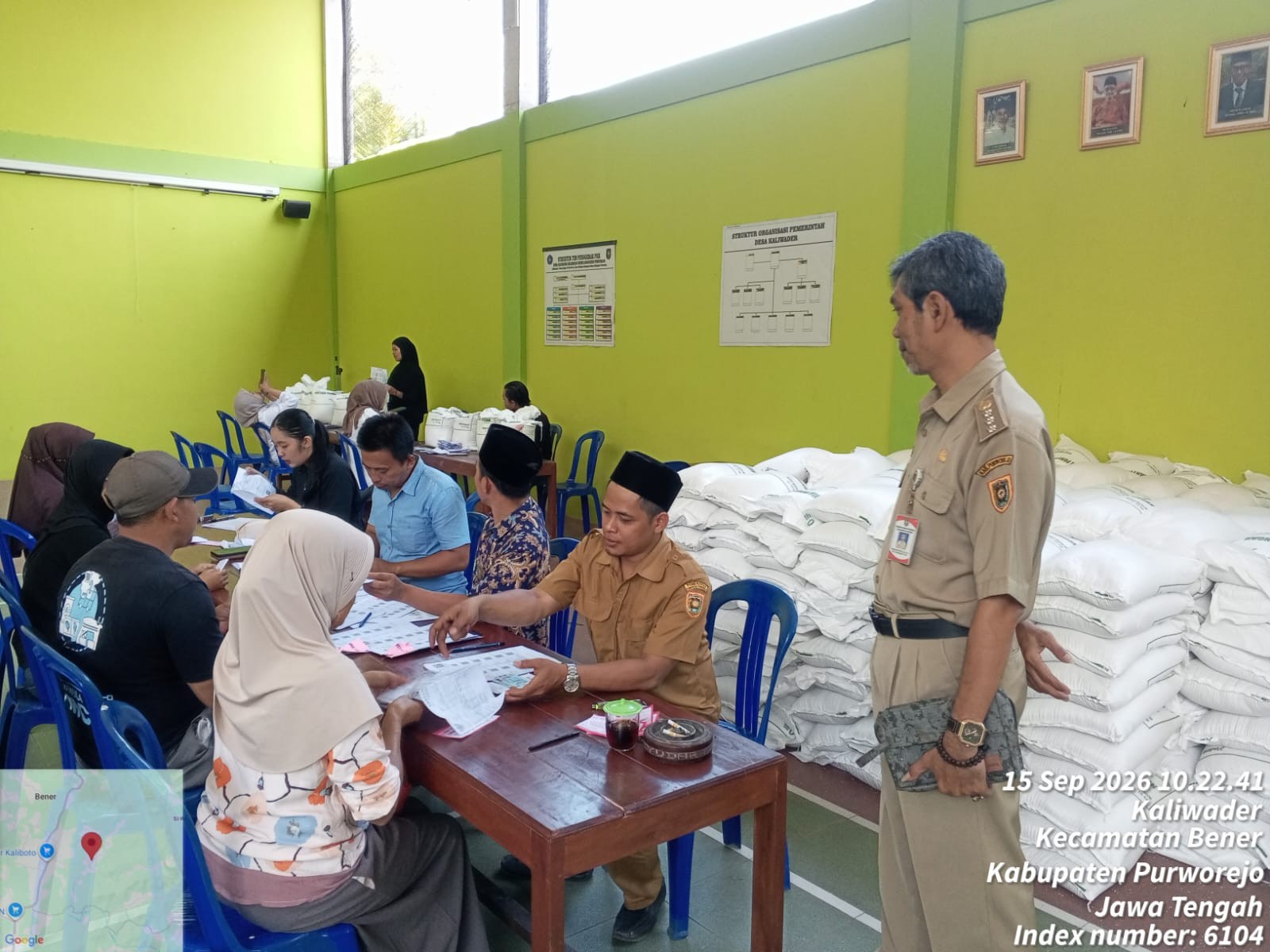 Camat Bener Pantau Langsung Penyaluran Bantuan Pangan Beras di Desa Kaliwader