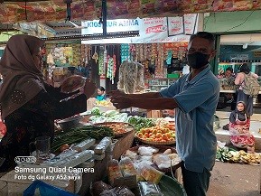 Pak_Slamet_W_Beli_Cabe.jpg