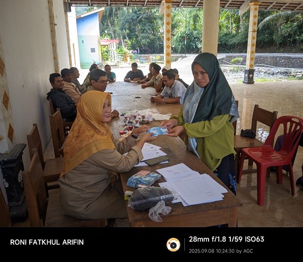 PJ KEPALA DESA GUNTUR SALURKAN INSENTIF UNTUK KETUA RT DAN KETUA RW