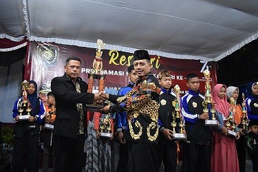 Penyerahan_trophy_Porcam.jpg