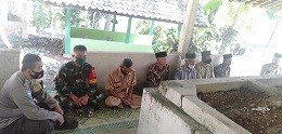 Ziarah_makam_cikal_bakal_calor.jpg