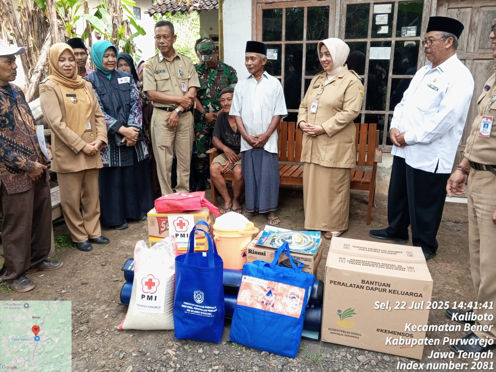 BUPATI PURWOREJO SERAHKAN BANTUAN BERAS CPP UNTUK KORBAN KEBAKARAN DESA KALIBOTO