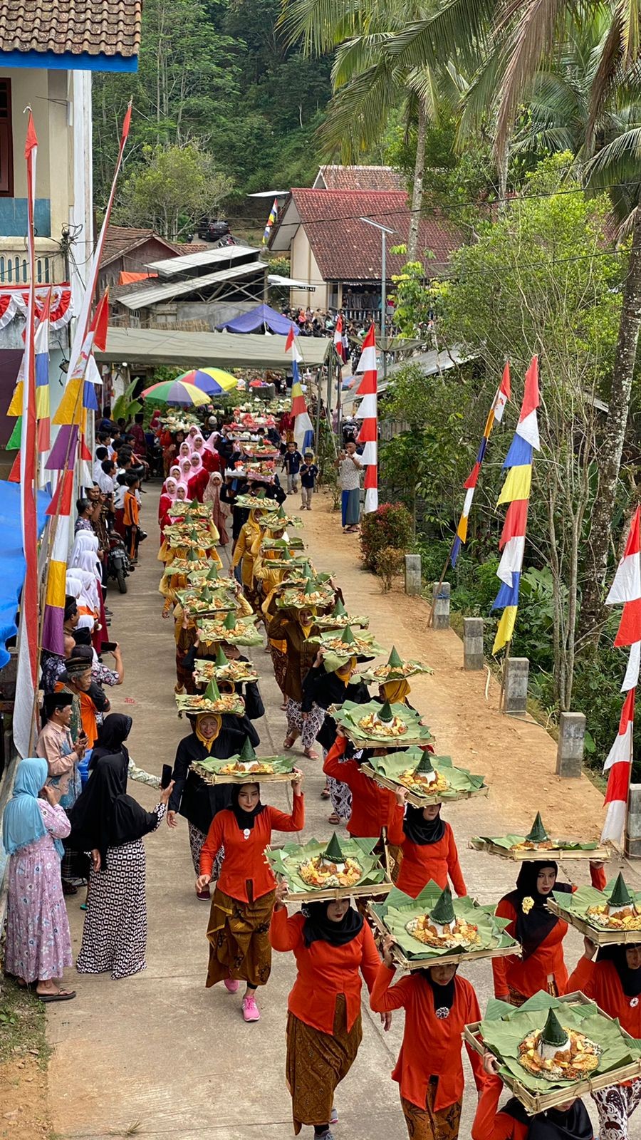 kirab_tumpeng_benowo.jpg